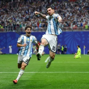 Messi giúp Argentina thắng ngược ở vòng 1/8 World Cup